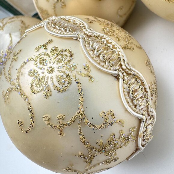Krebs Glass Victorian Christmas Ornament Set Of 4 Cream Gold Glitter Vtg 2.5" - Picture 5 of 16